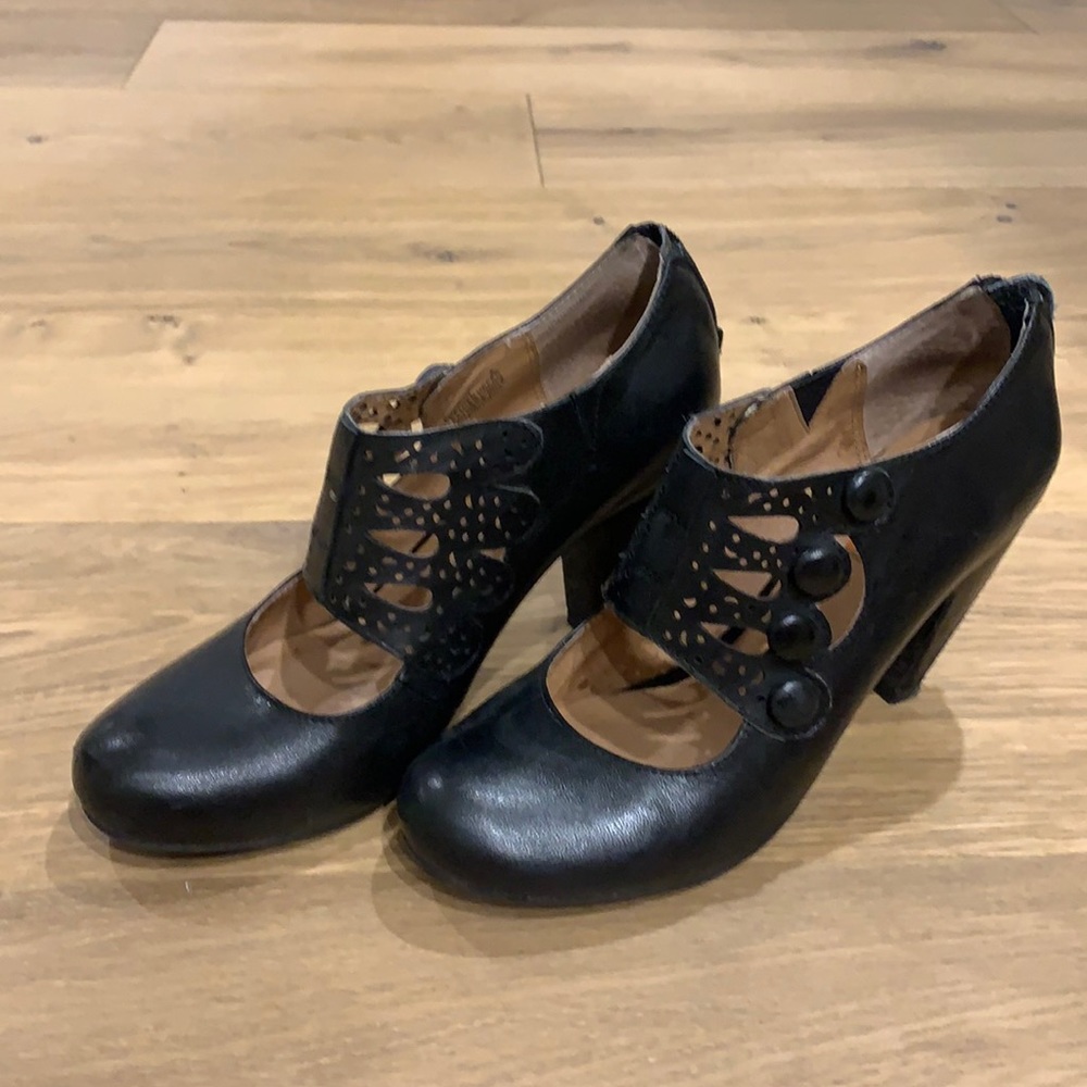 Miz Mooz Sharon heel. Size 8.